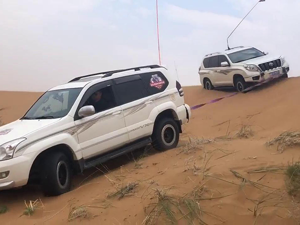 沙地救援现场：拖车如何将陷车“拔出”泥潭